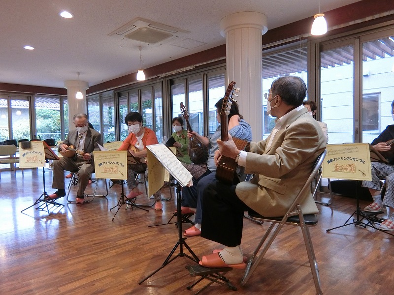 栃木県宇都宮市-養護老人ホーム-アオーラ而今-マンドリン演奏会-02