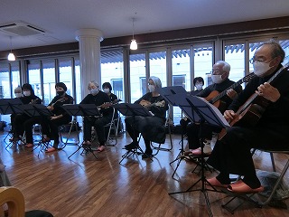 栃木県宇都宮市-養護老人ホーム-アオーラ而今-冬のマンドリン演奏会-04