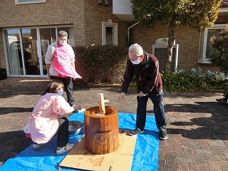栃木県宇都宮市-養護老人ホーム-アオーラ而今-年末恒例もちつき-03