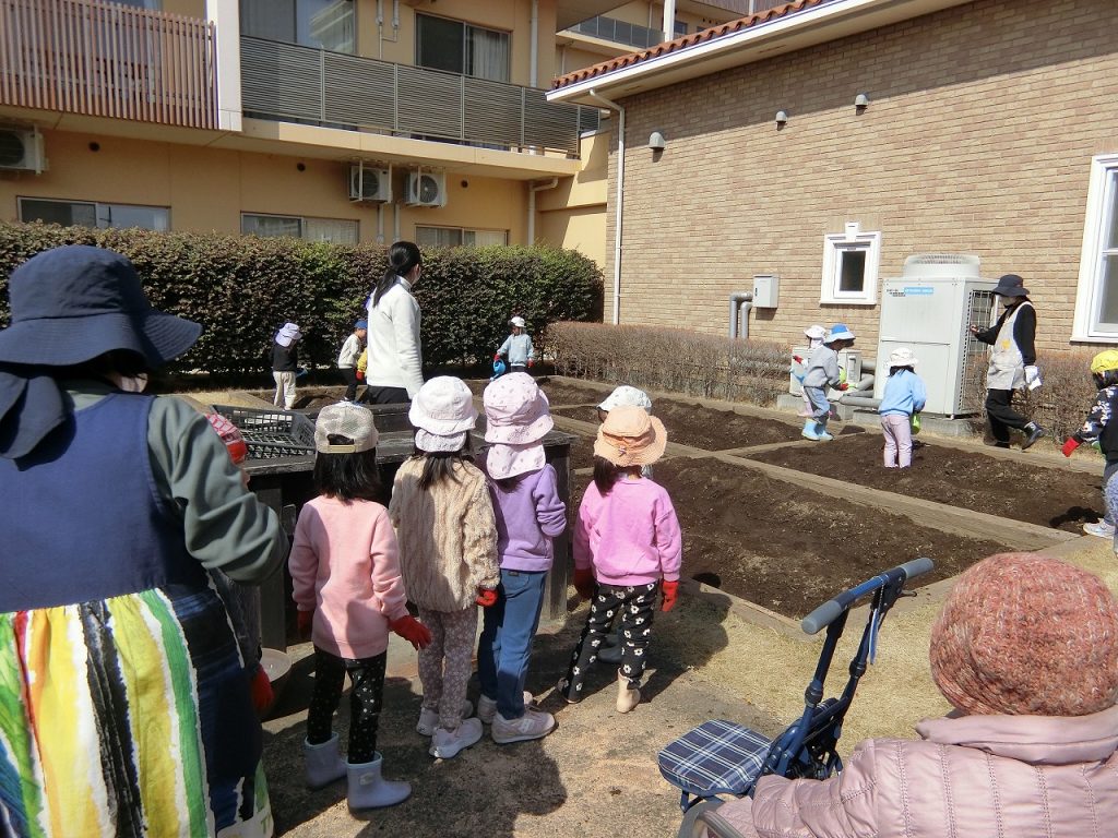 栃木県宇都宮市-養護老人ホーム-アオーラ而今-じゃがいも植え-02