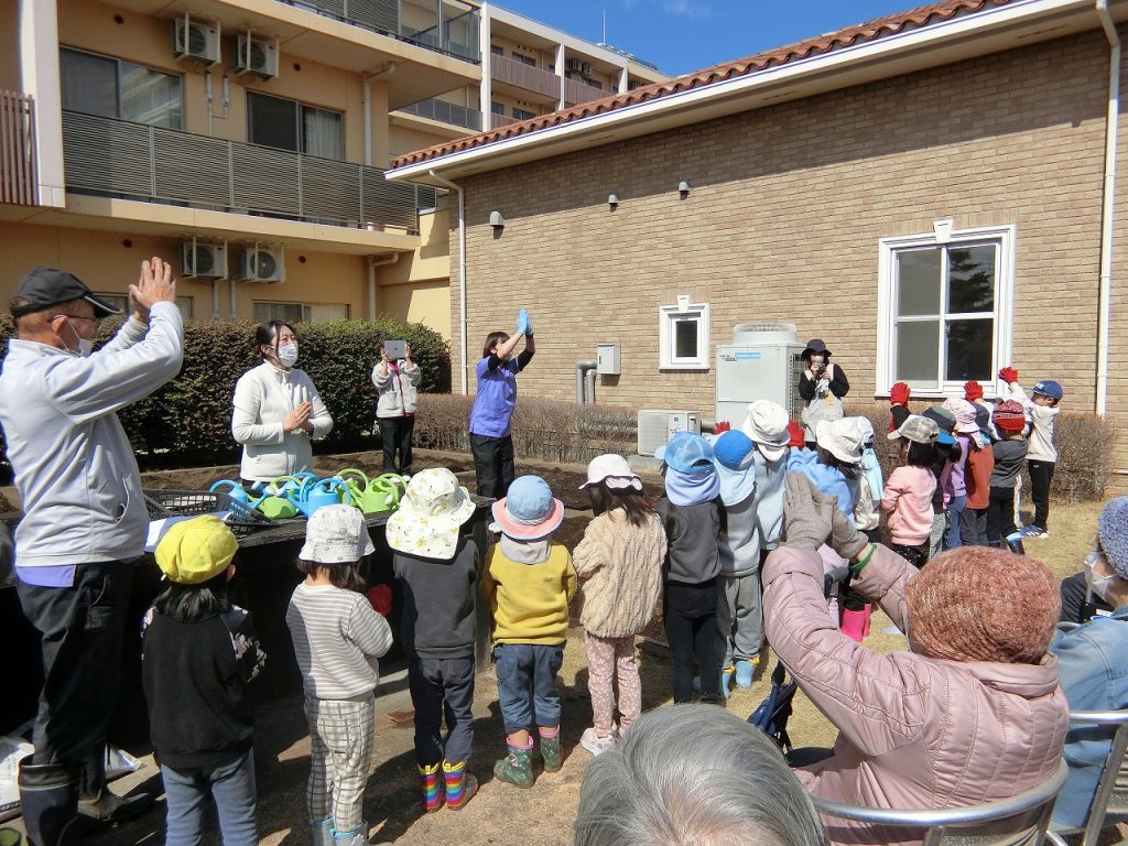 栃木県宇都宮市-養護老人ホーム-アオーラ而今-じゃがいも植え-03
