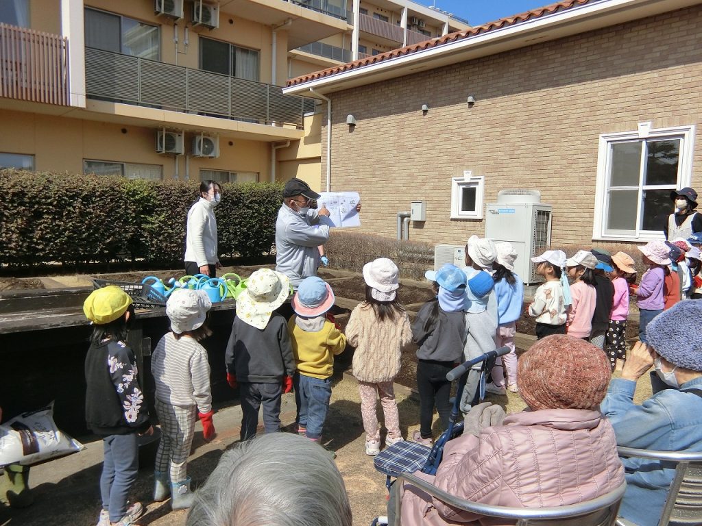 栃木県宇都宮市-養護老人ホーム-アオーラ而今-じゃがいも植え-04