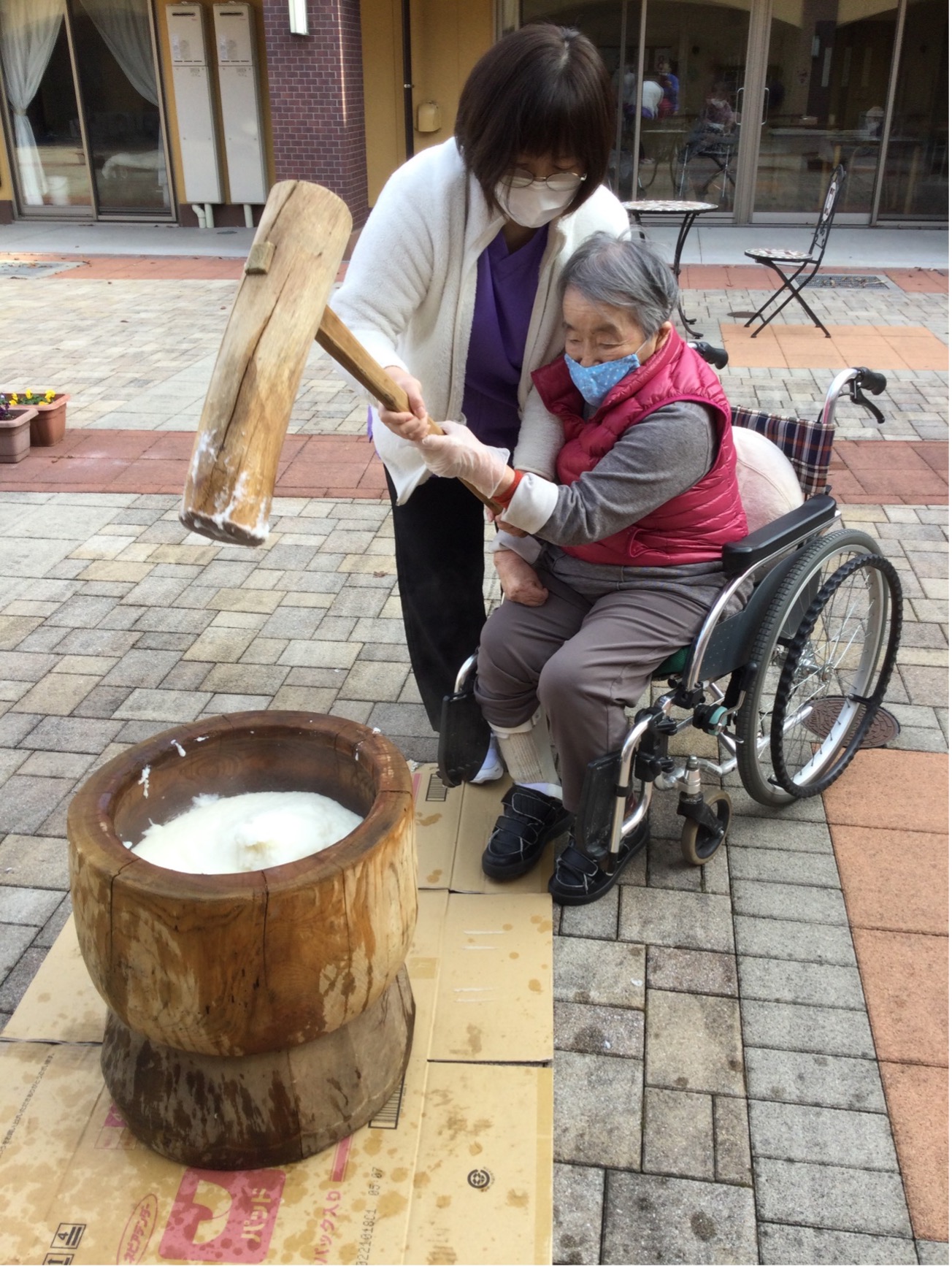 栃木県さくら市-地域密着型特別養護老人ホーム-お餅つきやったど～。