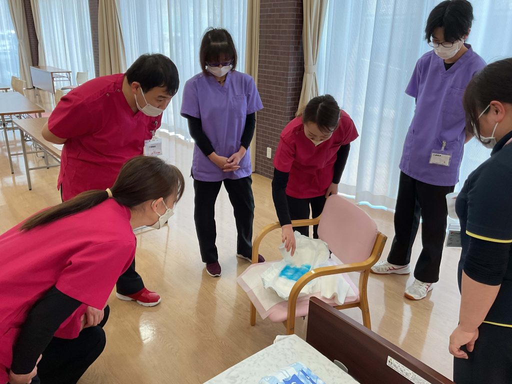 栃木県さくら市-地域密着型特別養護老人ホーム-施設内研修おむつ_01