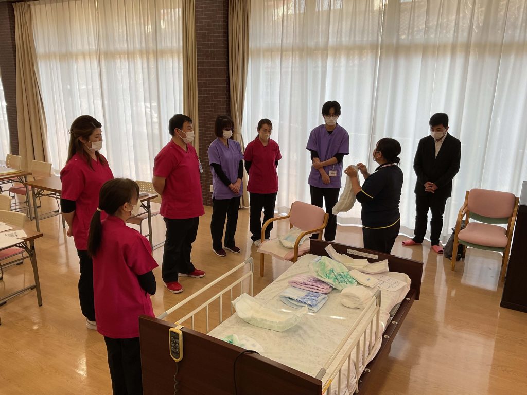 栃木県さくら市-地域密着型特別養護老人ホーム-施設内研修おむつ_02