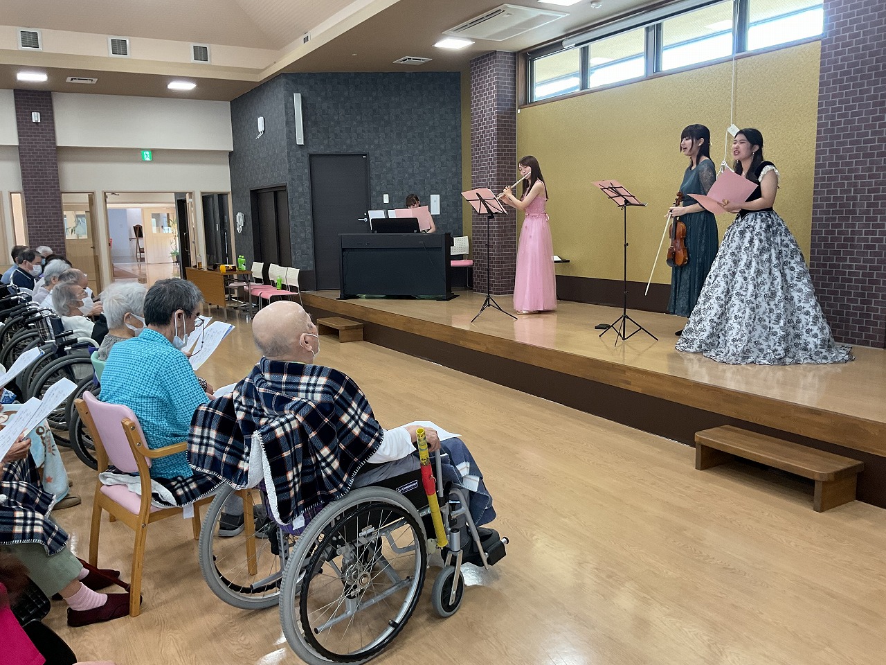 栃木県さくら市-地域密着型特別養護老人ホーム-宇都宮短期大学音楽科の学生さんによるコンサート開催-03