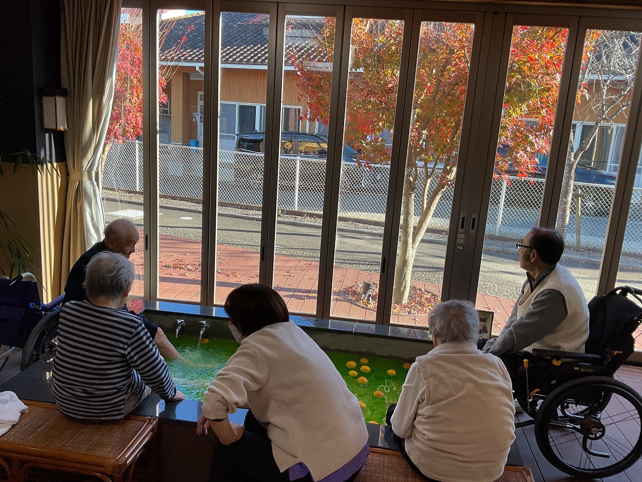 紅葉見ながら足湯を満喫 | (地)特養 而今桜