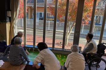 紅葉見ながら足湯を満喫